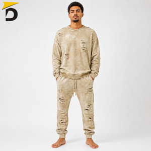 Chándal para hombre con detalles desgastados, tela suave y comodidad relajada para un estilo urbano, días informales y ocio. - Product Image 1