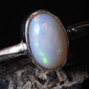 Bague de mariage classique en opale solide australienne - Sertissage à bélière - Bijoux en argent - Taille US 6 - Cadeau fait main pour elle - Modèle PMEGEMSBEADS MS - Product Image 1