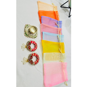 Sacs cadeaux de mariage indiens faits à la main - Pochettes en organza colorées avec des breloques décoratives Shubh Labh pour Diwali - Product Image 2