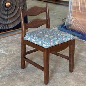 Chaise de salle à manger scandinave vintage en teck massif avec dossier, mobilier de salle à manger et de bureau écologique fabriqué en Indonésie - Product Image 1