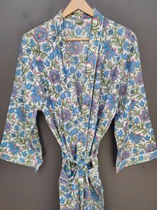 Bata Kimono con Estampado Botánico Azul y Rosa, Hecha a Mano con Técnica de Bloqueo, con Cinturón - Product Image 2