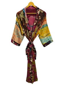 Robe kimono de luxe en soie patchwork, cache-maillot de bain, tenue de nuit, longue robe, kimono indien vintage fait main en soie de sari recyclée - Product Image 2