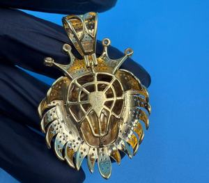Colgante Cabeza de León de Plata de Ley 925 con Baño de Oro de 18K y Moissanita de Corte Brillante Redondo, Joyería Masculina Temática Hip Hop - Product Image 2