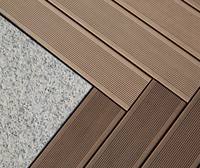 Planches de terrasse modernes en bois composite Co-extrudé imperméable à l'eau Platelage extérieur en bois brossé en plastique sans couture