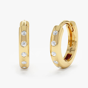 Pendientes de aro tipo huggie de oro amarillo con diamantes cultivados en laboratorio - Product Image 1