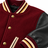 Veste universitaire marron avec manches en cuir noir, boutons dorés, logo brodé, style preppy pour homme, vêtement d'automne