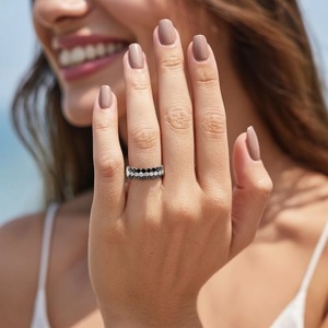 Superbe bague en or blanc massif 18 carats avec diamants noirs et blancs, taille ronde, pavé 3 rangs, alliance d'anniversaire, bijoux fins, vente en gros - Product Image 3