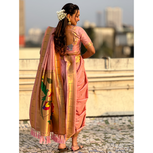ผ้าส่าหรีเนื้อผ้าไหมนุ่มสีชมพูอ่อนแบบนาวารี ปาธานี สำหรับงานแต่งงาน  ชุดอินเดียและปากีสถาน  ลายปักดิ้นทอง  ลายจุด  พร้อมผ้าคลุมไหล่ลายนกยูง - Product Image 3