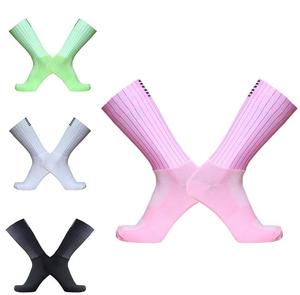 Chaussettes de sport pour hommes en maille unie respirante et écologique, en Spandex et Polyester, pour l'été, couleurs rose, vert, blanc, noir, avec logo sur le revers. - Product Image 1