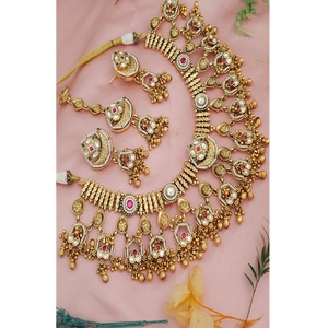 Collier de qualité supérieure avec finition dorée élégante, avec boucles d'oreilles et tikka pour femmes, bijoux de créateur pour collection de tenues de mariage - Product Image 1