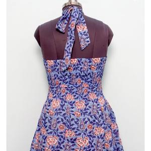 เดรสผ้าฝ้ายคุณภาพสูงมาใหม่สำหรับฤดูร้อน ดีไซน์ทันสมัย หวานละมุน ลายดอกไม้สีแดง แขนกุด ทรงเอไลน์ ความยาวปานกลาง - Product Image 6