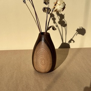 Jarrón de Nogal Hecho a Mano: Arte Rústico en Madera para Flores Secas - Product Image 3