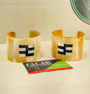 Pulsera de cuerno natural hecha a mano con patrones tribales artesanales para estilos de moda boho y gitana a precio de mayorista por FWE - Product Image 2