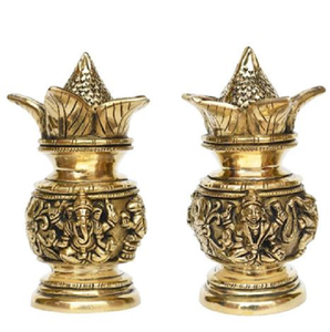 Olla versátil de latón con tapa desmontable de cinco hojas y grabado clásico con motivos de volutas. Artículo útil disponible a precios de mayorista. - Product Image 2