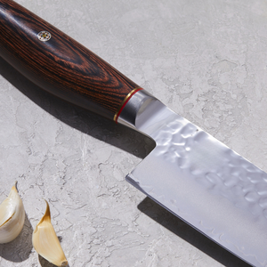 Couteaux de chef avec manches en bois grainé brun et noir et lames martelées argentées pour couper les fruits, les légumes et préparer les aliments - Product Image 4