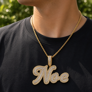 Collier Pendentif Lettre Personnalisé Sertie de Moissanite et Diamants Baguette, Breloque Prénom Unisexe - Product Image 4