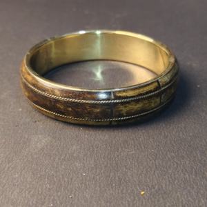 Bracelet en os de style antique à patine foncée avec incrustation en laiton tressé – Bracelet artisanal tribal rustique – Finition vintage - Product Image 3