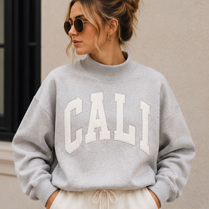 Sweat-shirt taupe avec lettres Cali crème sur la poitrine, col montant, poignets et ourlet côtelés assortis, coupe ample, manches longues, style streetwear - Product Image 3
