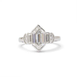 Bague de fiançailles, de mariage et d'anniversaire classique pour femme en argent sterling 925 avec serti clos et cinq pierres de moissanite taille hexagonale VVS - Product Image 3