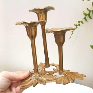Candelabro Ecológico Personalizable en Forma de Flor Dorada con Tres Brazos para Decoración del Hogar - Product Image 5