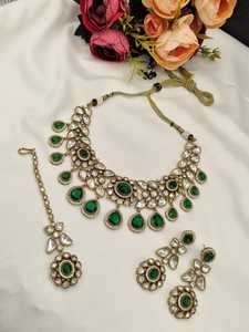 Conjunto de gargantilla étnica con piedras pesadas y gemas en forma de pera, pendientes a juego, Maang Tikka, colección de joyería nupcial - Product Image 5