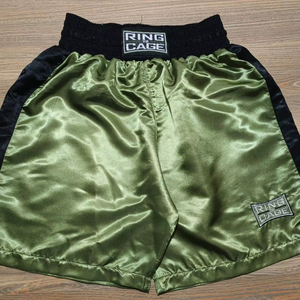 Shorts de Muay Thai sur mesure, coutures résistantes, matière légère, parfait pour le kickboxing et la boxe. - Product Image 1
