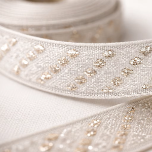 Cinta Jacquard de Lurex Dorado Blanco de 15 mm y 100% Poliéster |   Ribete Metálico con Puntos Tejidos Resistentes a la Contracción para Decoración de Prendas y Embalajes - Product Image 1