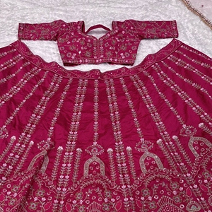 Lehenga de diseñador de primera calidad, confeccionada en rica tela de seda slub, bellamente adornada con elegantes detalles de Dori, lentejuelas e intrincados adornos. - Product Image 5