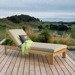 Fauteuil inclinable haut de gamme Elba pour bord de piscine, en teck et avec coussins moelleux - Product Image 1