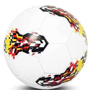 Ballon de football prêt pour le match, conçu pour des passes précises, des tirs puissants et un contrôle optimal du ballon - Product Image 2