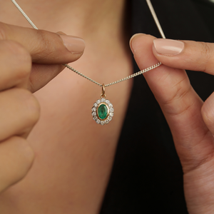 Colgante de Diseño Minimalista y Elegante con Esmeralda y Diamantes en Engaste de Bisel, Oro Amarillo Puro K14, Piedra de Nacimiento de Mayo, Joyería Nueva para Mujer - Product Image 4