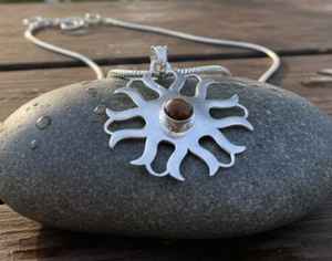 Colgante de Plata de Ley Hecho a Mano con Diseño de Rayos de Sol y Piedra Preciosa de Ojo de Tigre Natural, Joyería Espiritual Bohemia para Hombres y Mujeres - Product Image 1