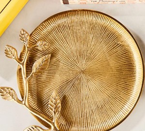 Assiette décorative rectangulaire en métal doré avec incrustation de fleurs et de feuilles, style glamour fait main pour la décoration de la maison - Product Image 1