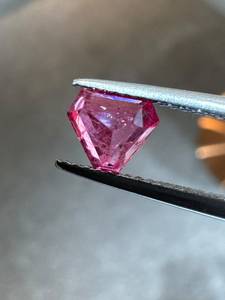 Spinelle rose naturelle de Mahenge, taille fantaisie trion, 1,11 carat, pierre précieuse facettée lâche avec jeu de couleurs, provenant de Tanzanie, pour la fabrication de bijoux - Product Image 3