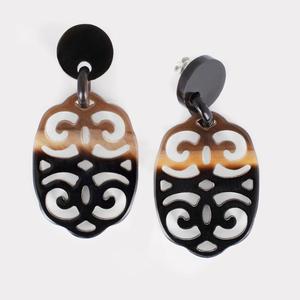 Boucles d'oreilles pendantes élégantes faites à la main en corne de buffle, légères, bijoux naturels tendance pour femmes, à porter en soirée - Product Image 1