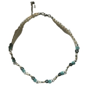 Collar hecho a mano con perlas reales de agua dulce y detalles de flores azules, idea de regalo - Product Image 1