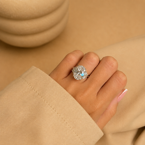 Anillo de Compromiso de Lujo con Tres Diamantes Ovalados de 7 Quilates Cultivados en Laboratorio, Piedras Laterales en Forma de Media Luna, Oro Blanco de 14k, Certificado IGI - Product Image 1