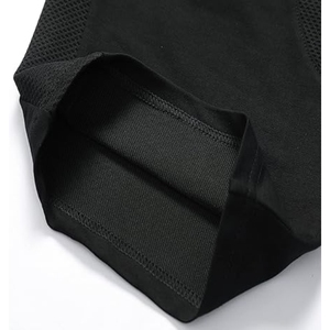 Shorts Bermuda pour homme en polyester noir à séchage rapide avec cordon de serrage et poches zippées, style sport décontracté - Product Image 5