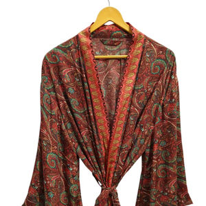 Kimono vintage de seda con patchwork de sari, túnica larga para cubrir el bikini, ropa de dormir, hecho a mano en India con seda de sari reciclada. - Product Image 1