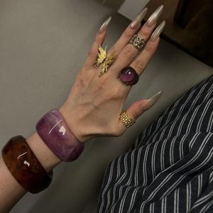 Bracelet manchette large et épais en résine marbrée cuivrée marron foncé, beige et violette pour femme, bijou de mode en acrylique - Product Image 4