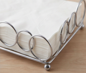 Porte-serviettes en fer massif avec finition argentée de qualité supérieure, parfait pour une table élégante et l'organisation des serviettes en papier. - Product Image 6