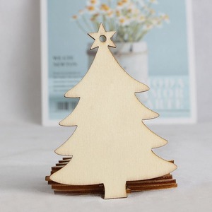 Árbol de Navidad de madera personalizado con diseño grabado para decoración del hogar y regalos navideños, disponible para la venta, de un exportador indio. - Product Image 2