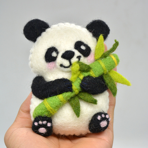 Figurine de panda en feutre de laine personnalisée - Jouet animal en feutre mignon pour enfants - Panda décoratif avec bambou pour la décoration des étagères et des bureaux - Product Image 2
