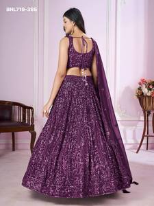 Magnífico conjunto de lehenga-choli morado con lentejuelas y bordados de hilo, estilo georgette, proveedor de moda femenina de la India. - Product Image 4