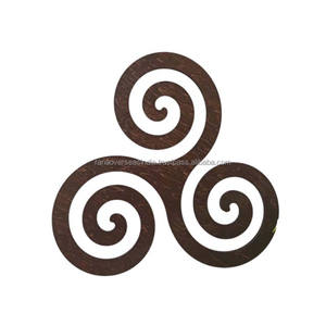 Azulejo de altar de pared de madera hecho a mano Triskele Ideal para oraciones de meditación y mejora de la decoración del hogar disponible en varios tamaños - Product Image 6