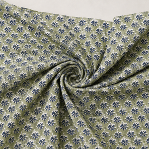 Tela de algodón estampada a mano con motivos florales en verde oliva y azul marino, con un pequeño diseño de hojas y un borde botánico grande, textil suave y transpirable. - Product Image 4