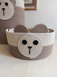 Panier en macramé fait main avec visage de personnage de dessin animé, parfait pour le rangement des jouets dans la chambre des enfants et une adorable solution de décoration pour la chambre de bébé. - Product Image 3