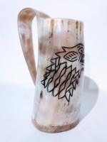 Mug en corne de buffle fait main, forme naturelle, motif animal sculpté, mug à boire en corne gravé à la main, mug à bière par Curio Craft