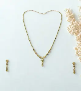 Ensemble collier et boucles d'oreilles élégants plaqués or avec pendentif suspendu à motif de perles traditionnelles pour femmes, bijoux pour occasions festives - Product Image 2