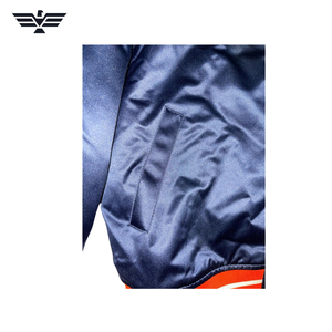 Blouson universitaire homme en cuir PU écologique, color block bleu marine et orange, avec fermeture éclair, style baseball, et emblème logo lettre - Product Image 5